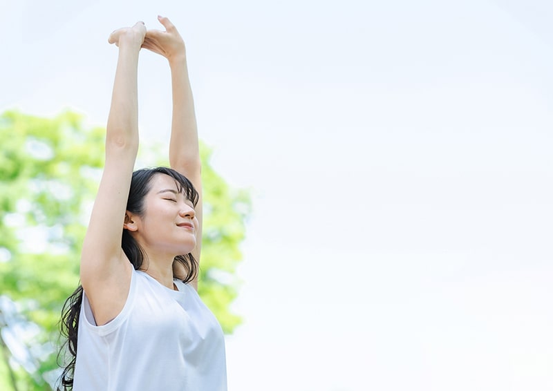 伸びをする女性